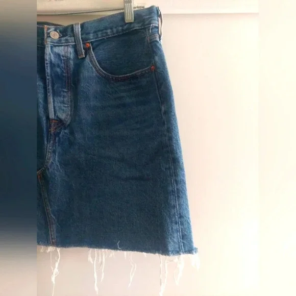 Levi’s Deconstructed Denim Mini Skirt Nwot Size 31 Festival Raw Frayed hem - Picture 8 of 10